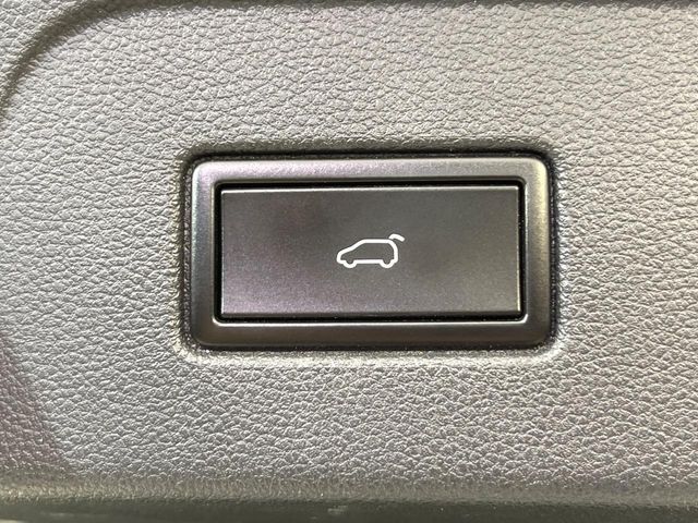 ●電動リアゲート：ワンタッチでリアゲートの開閉ができ、荷物などで両手が塞がっている状態でも簡単に開閉ができる便利機能です。
