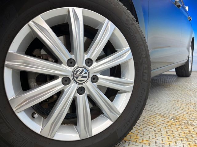 ●純正17インチアルミホイール：輸入車ならではの卓越した走りを支えるホイールと足回りです！日本車の走りに慣れている方にもぜひ体感して頂きたいほど、高いレベルでまとまっています！
