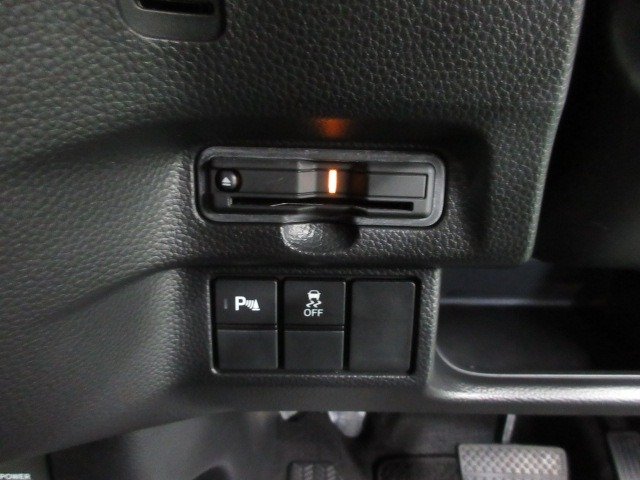 【ETC】便利なETC車載器も装備！高速道路の料金所もスムーズに通過できます。今や必須の装備ですね！お客様用にセットアップをしてのお渡しとなります！