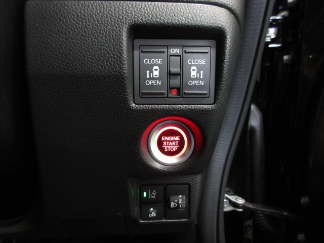 【両側パワースライドドア】両側がパワースライドドアになっており、運転席のスイッチやスマートキーのボタンからでも開閉が可能です！狭い駐車場でのお子様の乗り降りに便利です！