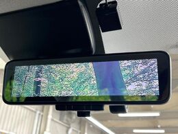 【インテリジェントルームミラー】後席の大きな荷物や同乗者で後方が確認しづらい時でも安心！カメラが撮影した車両後方の映像をルームミラー内に表示。クリアな視界で状況の確認が可能です！