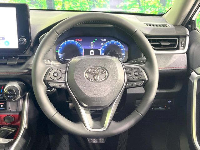 インテリアに合わせたデザインのステアリングは、運転される方のことも考え、運転しやすい形状、大きさです。是非一度、実際に触ってお確かめください。