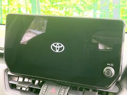 【メーカー純正ナビ】インテリアに溶け込むスタイリッシュな「専用設計」メーカーナビを装備♪視認性や操作性など基本性能にも優れ、より上質なカーライフをお楽しみいただけます。