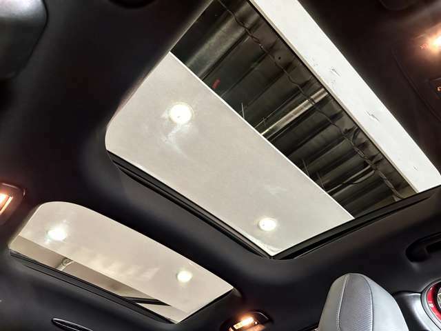 パノラミックスライディングルーフは開放感があり、日の光を入れると車内が明るくなります。