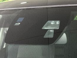 【スマートブレーキサポート】走行中に前方の車両等を認識し、衝突しそうな時は警報とブレーキで衝突回避と被害軽減をアシスト。より安全にドライブをお楽しみいただけます。