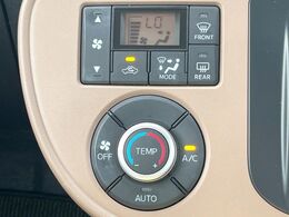 【オートエアコン】一度お好みの温度に設定すれば、車内の温度を検知し風量や温度を自動で調整。暑い…寒い…と何度もスイッチ操作をする必要はありません。快適な車内空間には必須の機能ですね♪