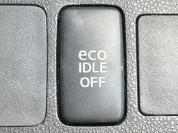 【アイドリングストップ】赤信号や渋滞で停車した際にエンジンを停止し、無駄な燃料の消費を抑えます。燃費向上や環境保護につなげる機能♪エンジンはブレーキを離せば再始動します。