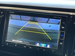 【バックカメラ】駐車時に後方がリアルタイム映像で確認できます。大型商業施設や立体駐車場での駐車時や、夜間のバック時に大活躍！運転スキルに関わらず、今や必須となった装備のひとつです！