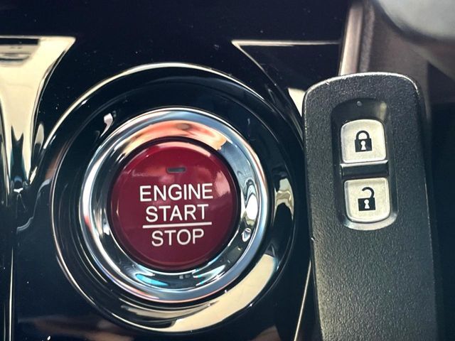 【Hondaスマートキー】カバンやポケットに入れたままでもドアの施錠・解錠が可能なスマートキーを装備。エンジンのオン・オフ時もカギを取り出す必要が無いからとっても便利です♪