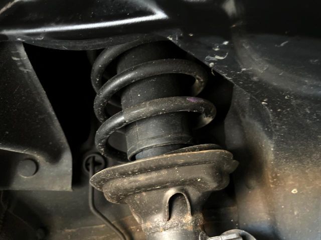お車を安心してお乗りいただく為には、足回りの定期点検が欠かせません。サービスサポート（有償保証）では無料点検もご提供しており、安心のカーライフをお過ごしいただけるサポート体制が整っています。