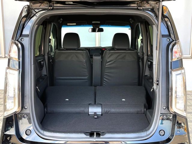 普段のお買い物や通勤、送迎等に十分な荷室スペースを確保しております。セカンドシートを倒すと、大きな荷物の積載も可能です♪