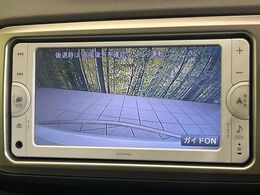 【バックカメラ】駐車時に後方がリアルタイム映像で確認できます。大型商業施設や立体駐車場での駐車時や、夜間のバック時に大活躍！運転スキルに関わらず、今や必須となった装備のひとつです！