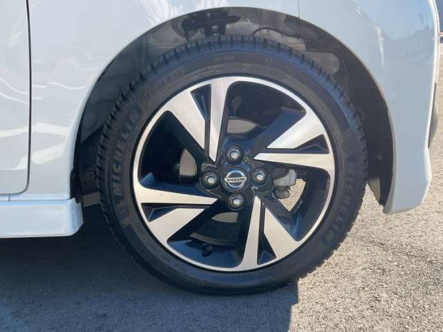 純正のアルミホイールで足元すっきり