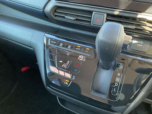 タッチパネル式オートエアコン装備、温度調節だけで、室内はいつも快適です。