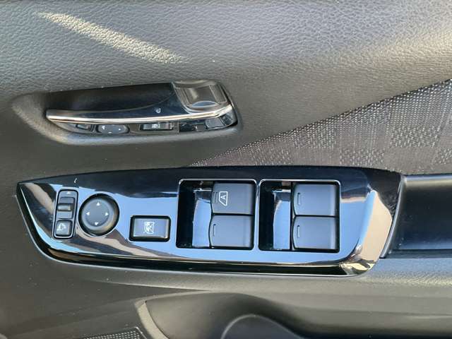 パワーウインドウ（運転席：ワンタッチ、キーオフ後作動、挟み込み防止機構付）