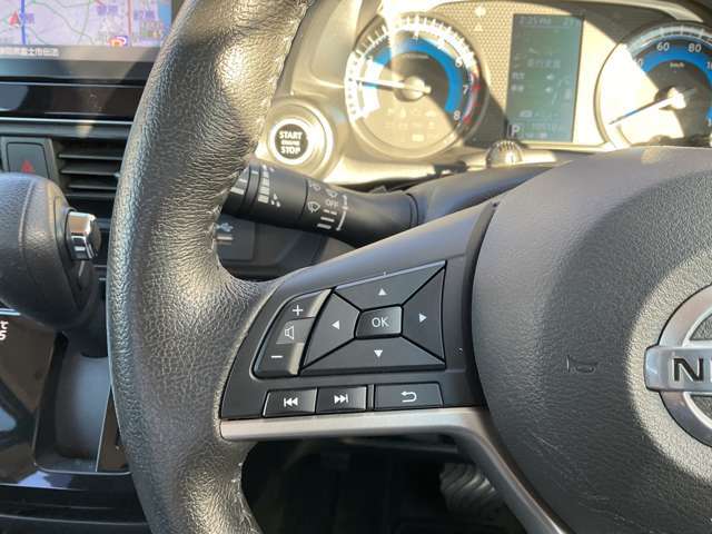 ステアリングスイッチでオーディオ操作が可能です。