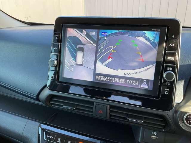 空から見下ろしているような視点で周囲を確認できるアラウンドビューモニター。駐車時にとても便利です。