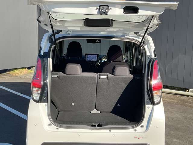 シートをワンタッチで倒せば長尺物も簡単に載せられます