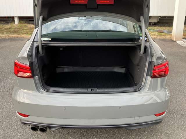 開口部が低く設定されているので、荷物の積み下ろしがスムーズに行えます。更に分割可倒式リアシートの採用でシートのバックレストを倒すと、大きく長い荷物も積み込めます。