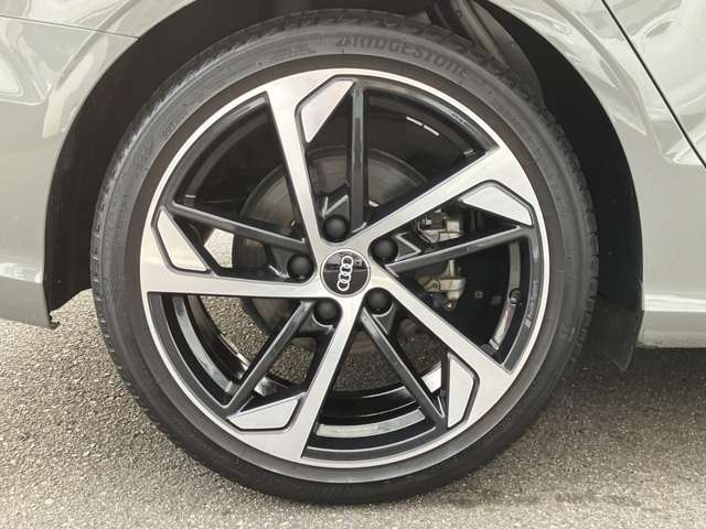 18インチ純正アルミホイール装備　全車両に標準装備の純正アルミホイールは、純正ならではのバランスの良いデザインと、走行安定性をお楽しみ頂けます。