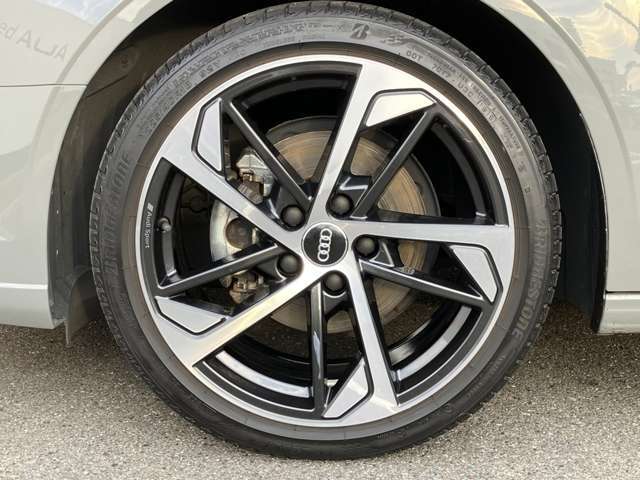 18インチ純正アルミホイール装備　全車両に標準装備の純正アルミホイールは、純正ならではのバランスの良いデザインと、走行安定性をお楽しみ頂けます。