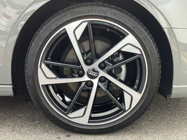 18インチ純正アルミホイール装備　全車両に標準装備の純正アルミホイールは、純正ならではのバランスの良いデザインと、走行安定性をお楽しみ頂けます。