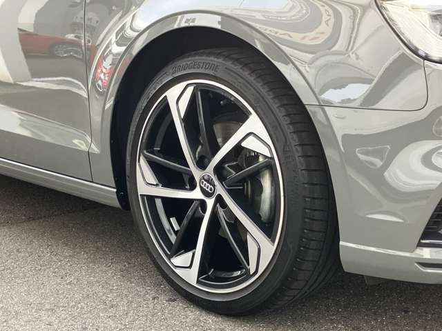 18インチ純正アルミホイール装備　全車両に標準装備の純正アルミホイールは、純正ならではのバランスの良いデザインと、走行安定性をお楽しみ頂けます。