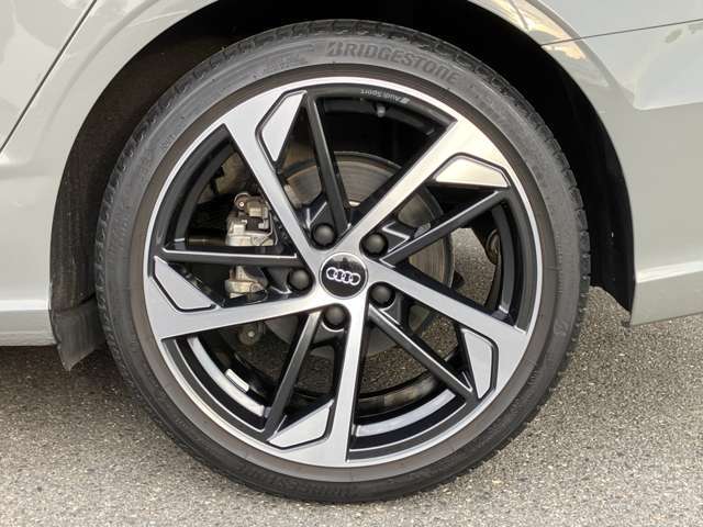 18インチ純正アルミホイール装備　全車両に標準装備の純正アルミホイールは、純正ならではのバランスの良いデザインと、走行安定性をお楽しみ頂けます。