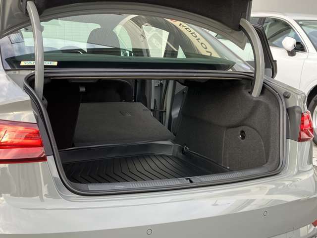 開口部が低く設定されているので、荷物の積み下ろしがスムーズに行えます。更に分割可倒式リアシートの採用でシートのバックレストを倒すと、大きく長い荷物も積み込めます。