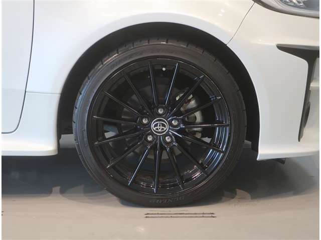 純正のアルミホイール装着車です。タイヤサイズは225/40R18です。