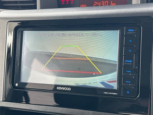 【バックカメラ】駐車時に後方がリアルタイム映像で確認できます。大型商業施設や立体駐車場での駐車時や、夜間のバック時に大活躍！運転スキルに関わらず、今や必須となった装備のひとつです！