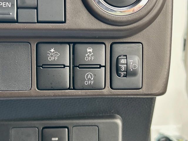 【スマートアシスト】走行中に前方の車両等を認識し、衝突しそうな時は警報とブレーキで衝突回避と被害軽減をアシスト。より安全にドライブをお楽しみいただけます。