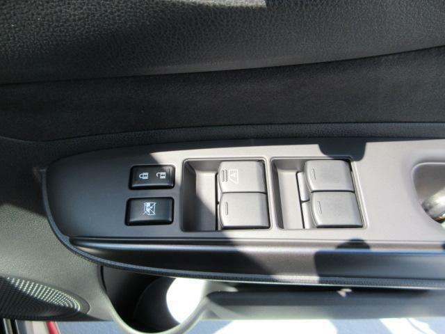 運転席アームレストのスイッチで全ての窓の開閉操作できて手元で操作ラクラク。