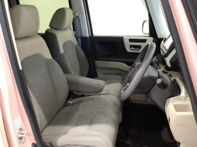 【前席】充分な広さを確保した、快適な前席！インテリアカラーも落ち着いたお色です♪センターアームレストも付いて、リラックスした姿勢で運転していただけます♪