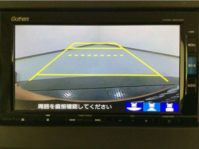 【バックカメラ】運転が苦手な方も車庫入れラクラクです！ギアをリバースに入れれば自動的に切り換わりますので、面倒な操作は不要です♪狭い駐車場もお車を傷つけず安心ですね！