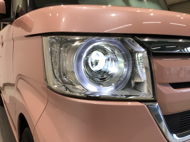 【LEDヘッドライト】大光量で夜道や雨の日の安心感を高めるLEDヘッドライト。周囲の明るさに応じて自動点灯・消灯/ライトの消し忘れも防げるオートライトコントロール付！