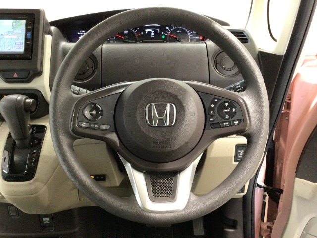 運転にかかわる様々な操作を安全に行えるように視点移動が少なく操作性に配慮されたスイッチ類が凝縮されたコクピットです。