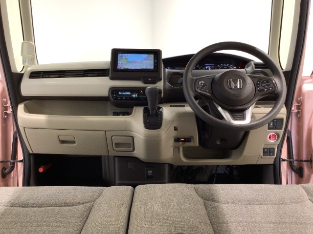 【前方視界】開放的な前方視界！運転がしやすく疲れにくいです♪窓が大きく、見通しがとっても良いおクルマですよ♪