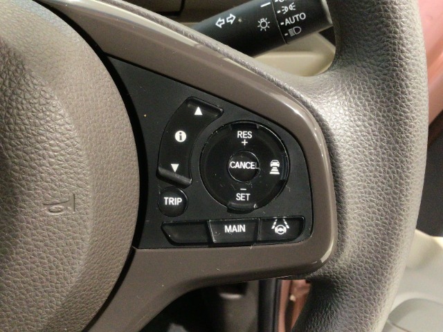 【アダプティブ・クルーズ・コントロール】予め設定した車速内でクルマが自動的に加減速。 前走車との適切な車間距離を維持しながら追従走行し、高速道路でのドライバーの疲労を軽減してくれる嬉しい機能付♪