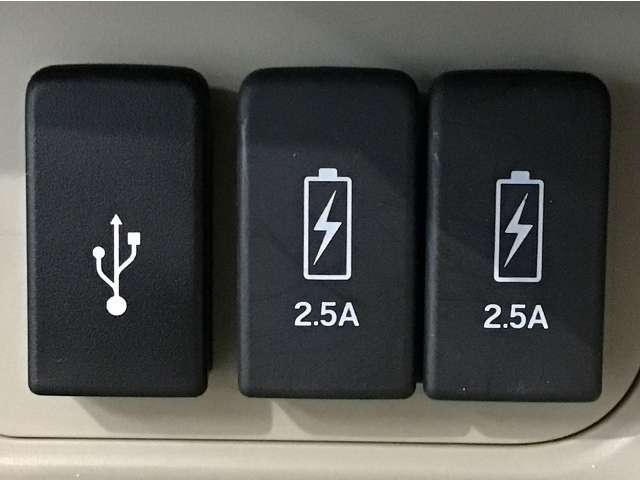 【USBポート】USBポートも装備されています、スマートフォンの充電やオーディオに連携も可能です、今や欠かせない装備の一つです！