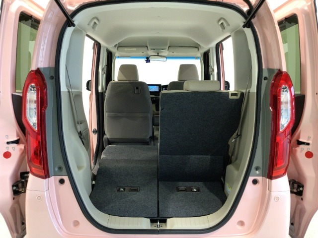 様々なパターンにアレンジができるラゲッジスペース♪お荷物の大きさや量・状況に合わせてアレンジできますので、とっても使い勝手良好ですよ♪タップリ積んで、楽しいお出かけを♪