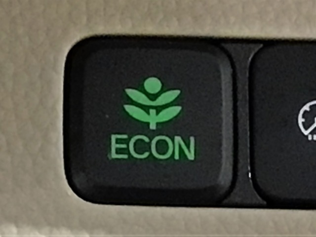 ★ECONスイッチ★　エコドライブを加速しよう！スイッチをONにすると、運転の仕方によるロスを抑え込み燃費をよくするようクルマが頑張ります（＊＾ー＾＊）燃費向上にチャレンジ♪