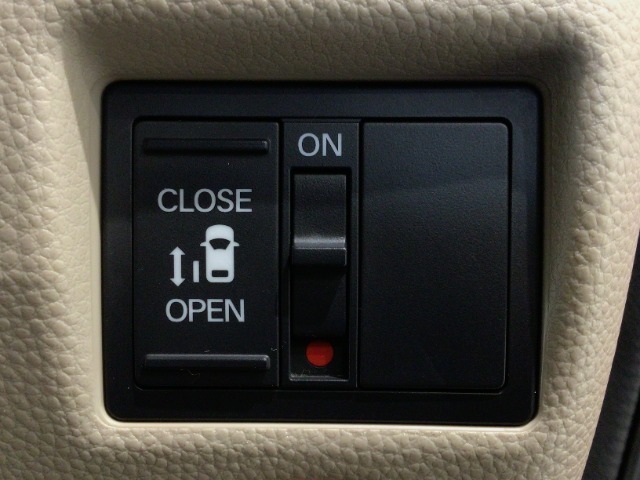【パワースライドドア】助手席側がパワースライドドアになっており、運転席のスイッチやスマートキーでも開閉が可能です！開口部も広いので乗り降りも楽々♪