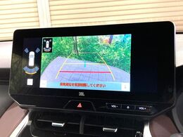 【バックカメラ】駐車時に後方がリアルタイム映像で確認できます。大型商業施設や立体駐車場での駐車時や、夜間のバック時に大活躍！運転スキルに関わらず、今や必須となった装備のひとつです！