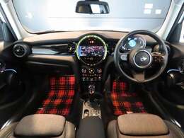 運転席及び助手席におかけになっている瞬間をイメージしてみてください。重厚感のある室内空間は外からの音を遮断し、唯一のプライベート空間を演出しております。