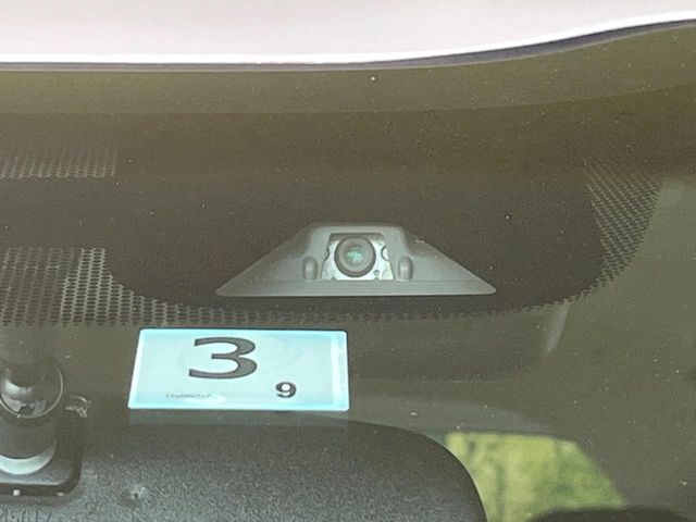【ホンダセンシング】走行中に前方の車両等を認識し、衝突しそうな時は警報とブレーキで衝突回避と被害軽減をアシスト。より安全にドライブをお楽しみいただけます。