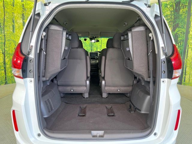後席を格納すると、これだけの広さが！シーンに合わせたシートアレンジで、大きな荷物も積むことが出来ます♪