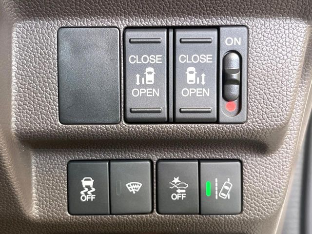 【両側パワースライドドア】スマートキーや運転席のスイッチで後席両側スライドドアの開閉が可能♪電動だから力を入れてドアを開ける必要が無く、小さなお子様でも簡単に開け閉めでき快適です♪