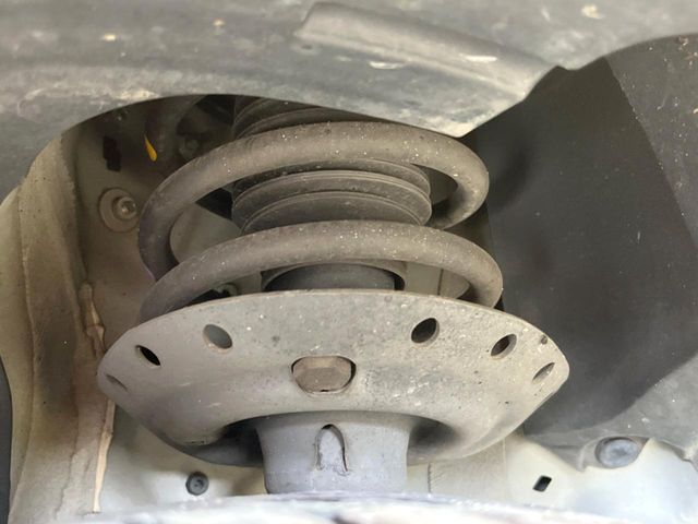 お車を安心してお乗りいただく為には、足回りの定期点検が欠かせません。サービスサポート（有償保証）では無料点検もご提供しており、安心のカーライフをお過ごしいただけるサポート体制が整っています。