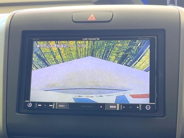 【バックカメラ】駐車時に後方がリアルタイム映像で確認できます。大型商業施設や立体駐車場での駐車時や、夜間のバック時に大活躍！運転スキルに関わらず、今や必須となった装備のひとつです！